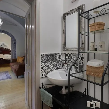 Charlotte V Dome So Studnou Na Streche *