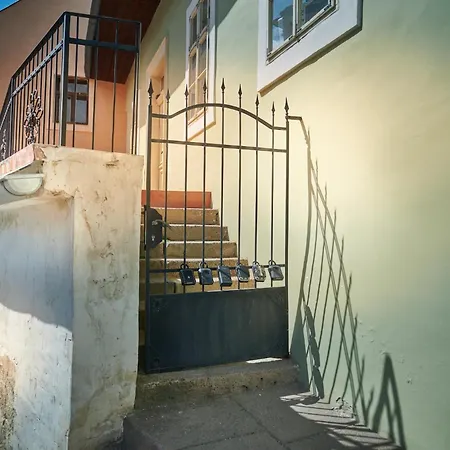 Charlotte V Dome So Studnou Na Streche