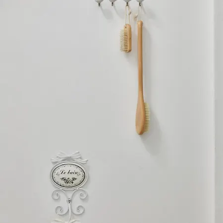 Charlotte V Dome So Studnou Na Streche *