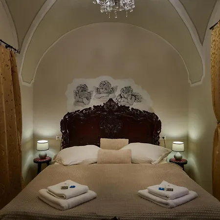 Charlotte V Dome So Studnou Na Streche Banská Štiavnica