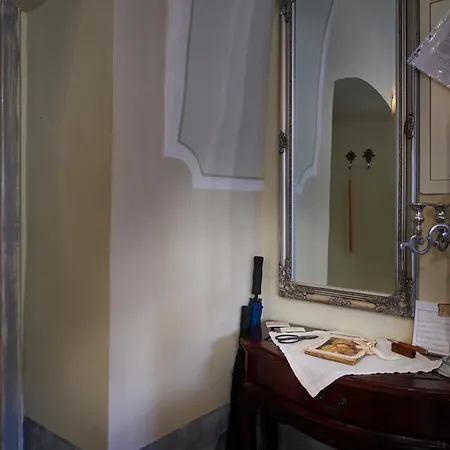 Charlotte V Dome So Studnou Na Streche